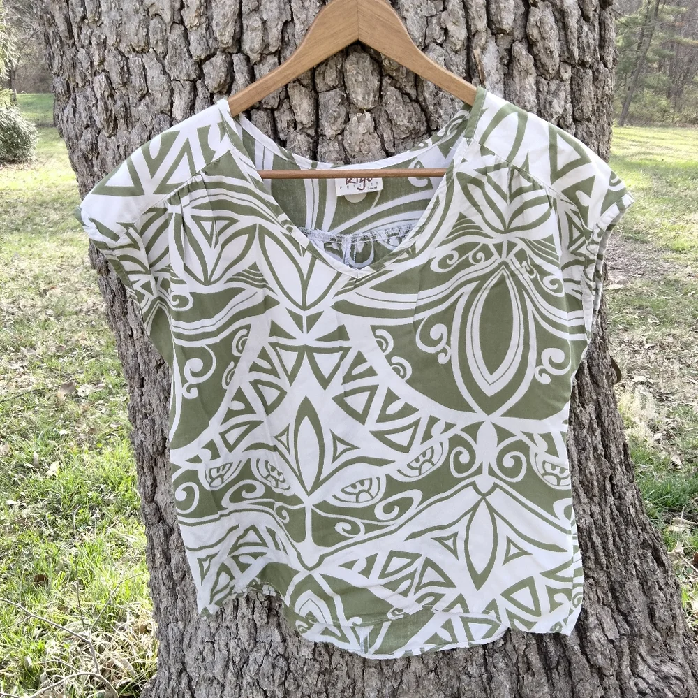 ⬇️ Price Drop!⬇️ Kiyo Petites Hawaii Blouse in size M - Picture 1 of 3